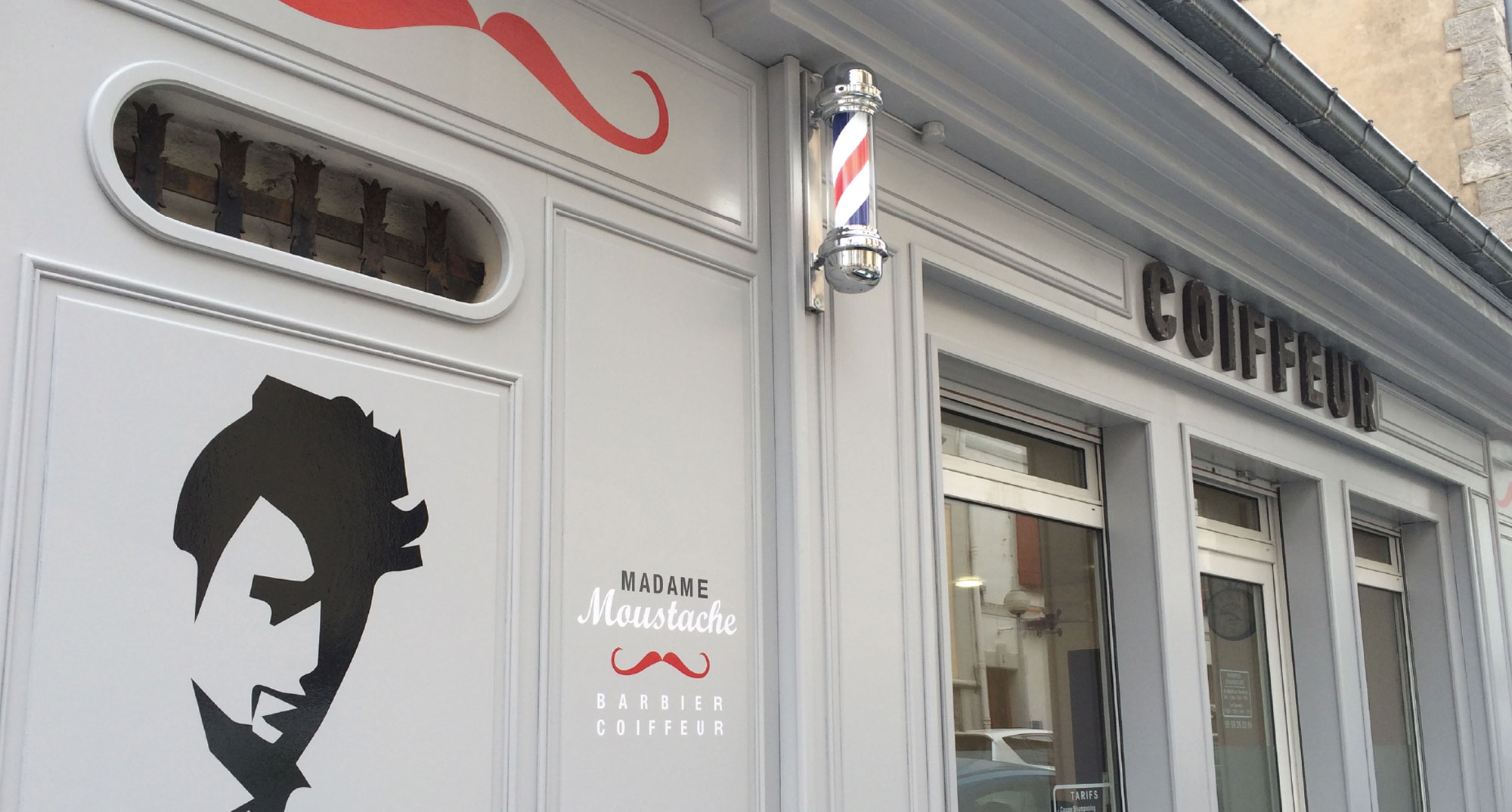 vitrine signalétique madame moustache