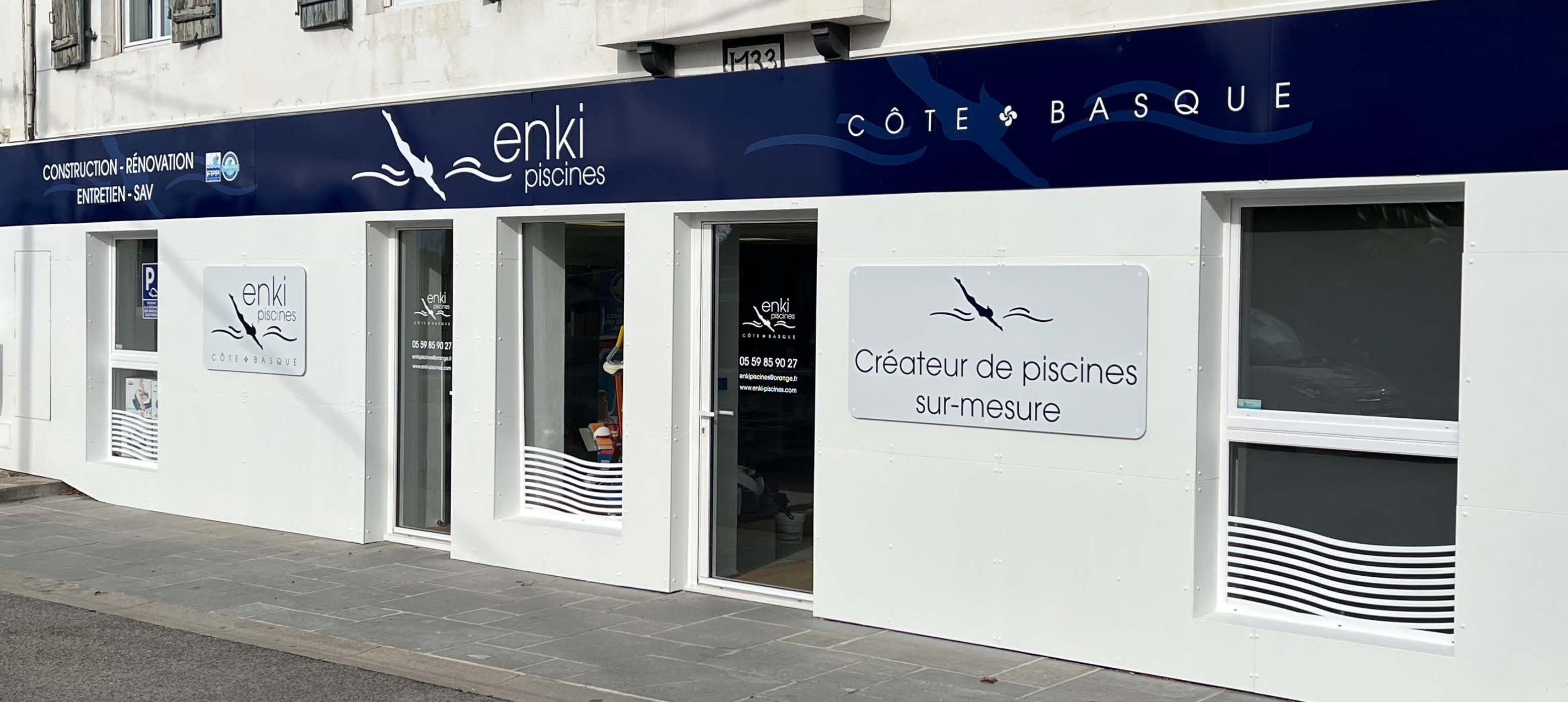 conceprtiosignalétique vitrine pisciniste